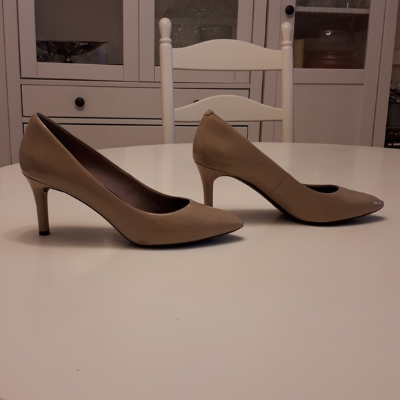 Rockport Total Motion Patent Leather Pumps - Picture 13 of 16